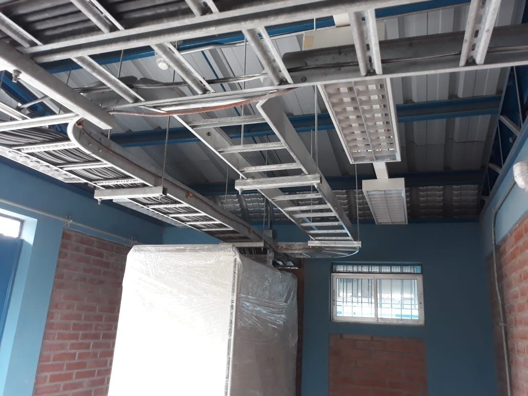 Bandejas portacables bajo el cielo de una sala de control