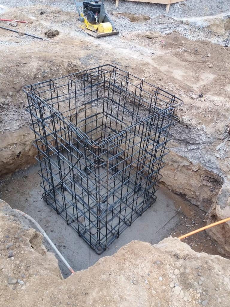 Armadura de acero de una fundación en excavación