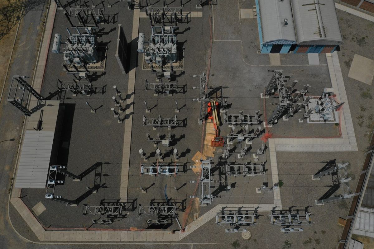 Vista aérea de un patio de alta tensión con sus equipos
